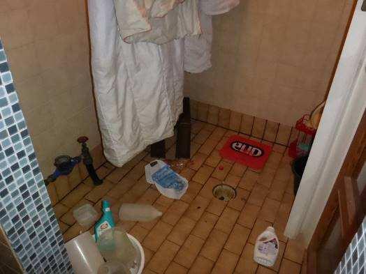 Pesuhuone Sauna Pesutilojen lattiat sekä pesuhuoneen seinät on