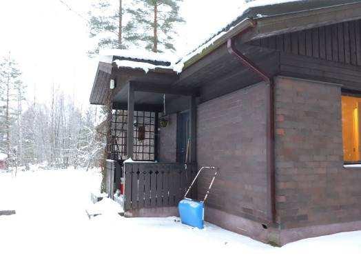 Ulkoseinät ja Julkisivut akennuksessa on puurunko sekä tiili- ja puuverhous.
