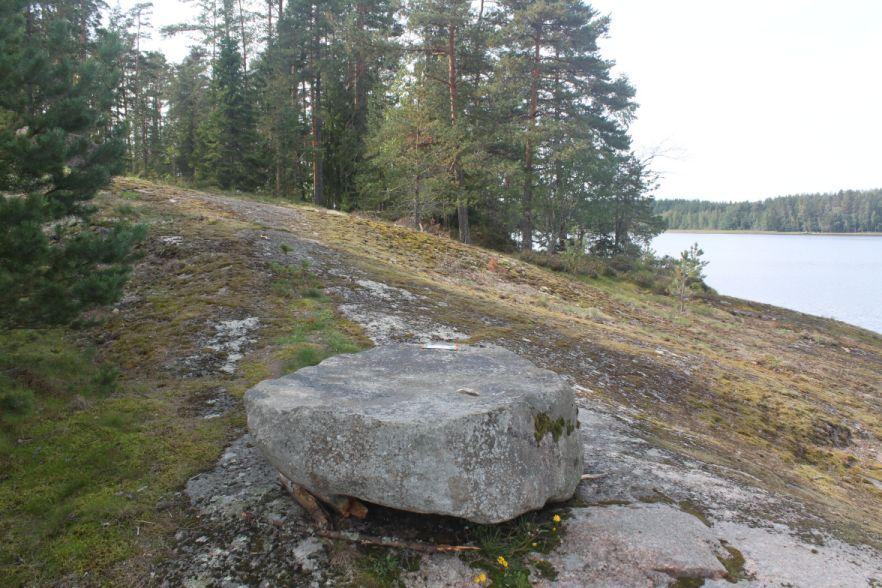 Rannalta sisämaahan päin katsottaessa kallio muodostaa useita tasaisempia alueita.