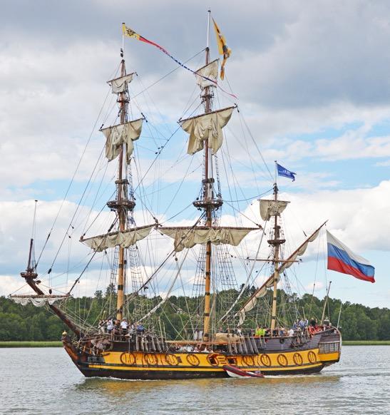 Pietari oivalsi, että tarvitaan omia laivoja hoitamaan tavaraliikennettä, ja kaupan turvaamiseksi pitää olla sotalaivoja. Arkangelin telakat määrättiin rakentamaan kaksi alusta vuonna 1693 ja 1694.