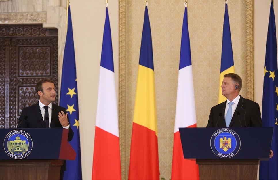 Ranskan presidentti Emmanuel Macron (vas.) ja Romanian presidentti Klaus Johannis lehdistötilaisuudessa Cotroceni Palacessa 24.8.2017.