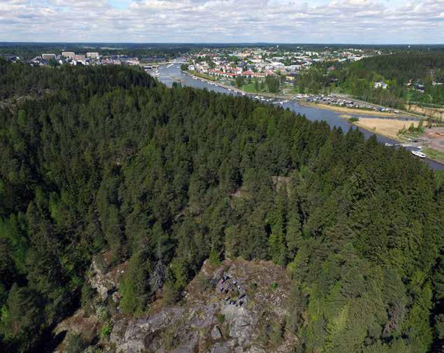 suojelualuilla on tarvetta ohjata kulkua, mikä käytännössä tarkoittaa maastoon kuluneiden polkujen vahvistamista, merkitsemistä ja uuden yhteyspolun tai pitkospuiden rakentamista.