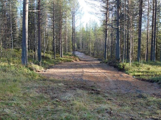 Alue on reittien ja sijaintinsa puolesta erinomaisesti liittyneenä Kuusamon ja Rukan välisiin reitistöihin. Kuva 19 Aiemmin latu kulki aivan asuintalon ikkunan alla (vasen kuva).
