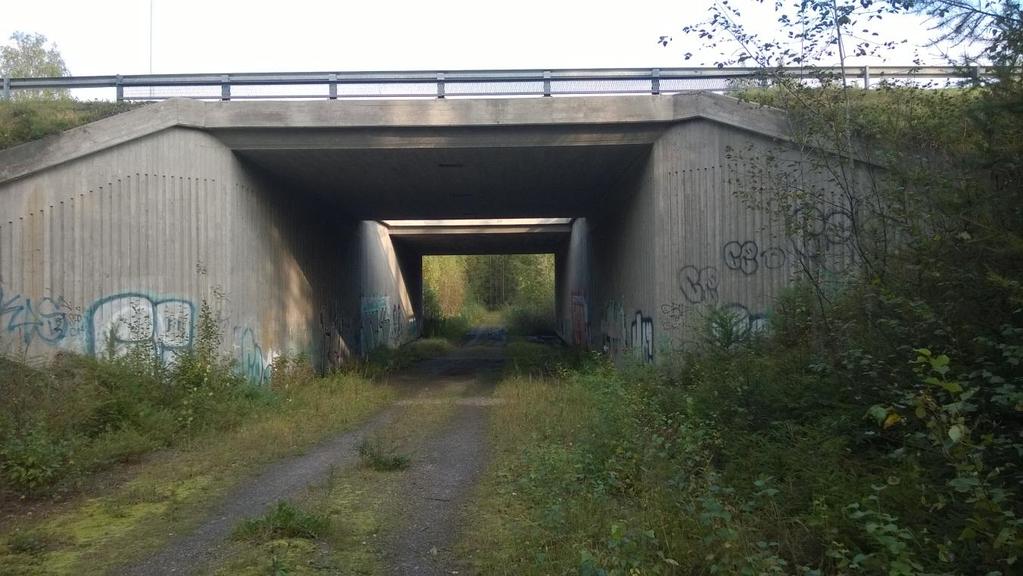16 Kuva 12. Nykyinen alikulku. 4. TOIMIVUUSTARKASTELUT 4.1 Simulointiperiaatteet Vaihtoehtojen 2 ja 4 liikenteen toimivuutta tarkasteltiin Paramics-simulointiohjelmilla.