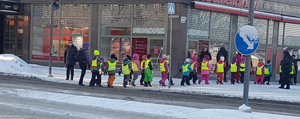 Sisältö: Retket jalan, pyörällä tai joukkoliikenteellä ovat jo itsessään kestävän liikkumisen kasvatusta.