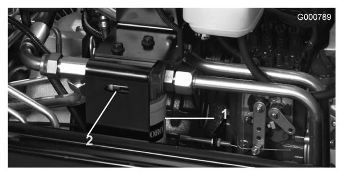 Käynnistä moottori ja käytä kaikkia hydraulisia laitteita, jotta hydraulineste leviää koko järjestelmään. Tarkista, ettei järjestelmässä ole vuotoja. Pysäytä sen jälkeen moottori. 5.