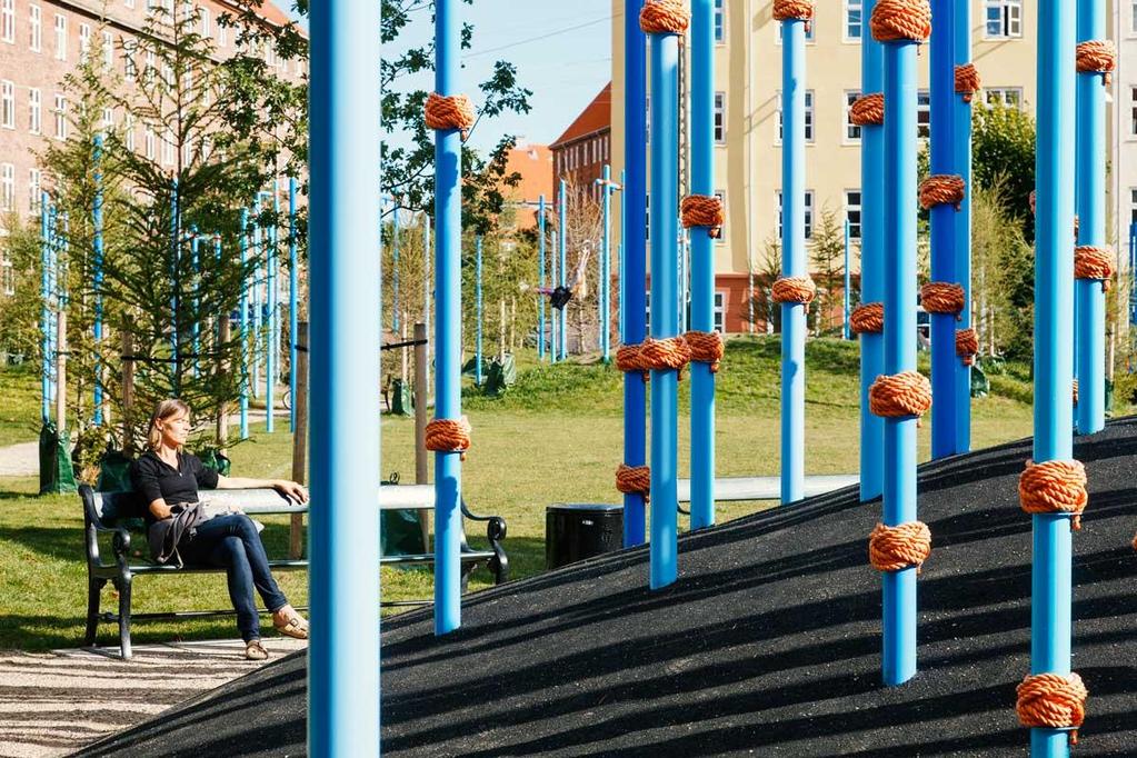 liukumäen pohjana sekä muuten lasten liikuntamahdollisuuksien monipuolistajana.