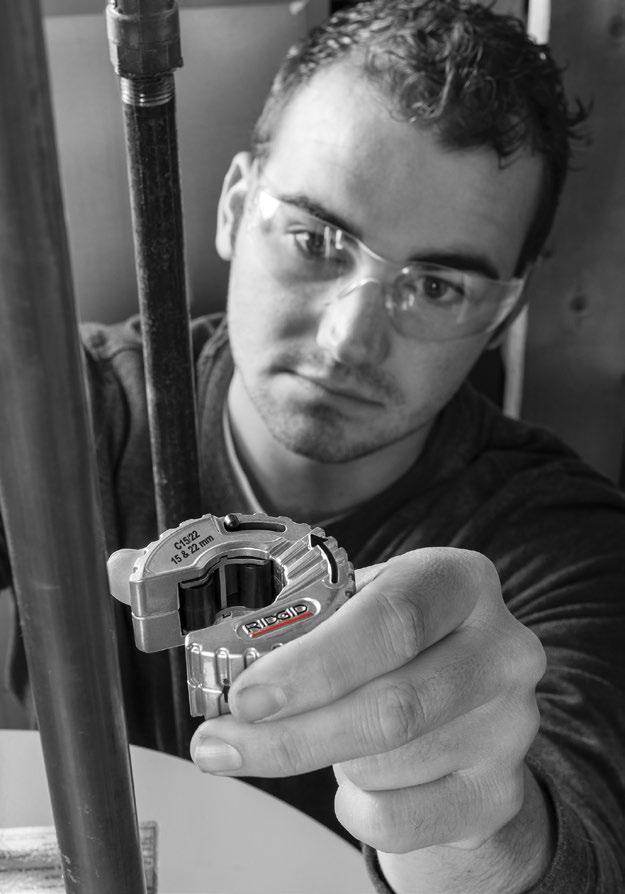RIDGID s X-CEL terän lukitustappi nopeaan terän vaihtoon ilman työkaluja. Nopea kiinnitys putkeen ja jousikuormitteinen leikkuuterä automaattisen kiristykseen.
