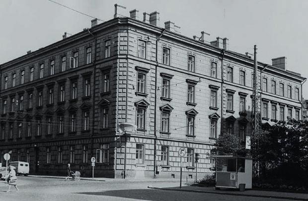 KUVA: Rikosmuseo Lastuja Suojelupoliisin vaiheilta TEKSTI: Kimmo Rentola Turvallisuuspoliisin päämaja on sijainnut Helsingissä Ratakatu 12:ssa vuodesta 1921. Perustaminen.