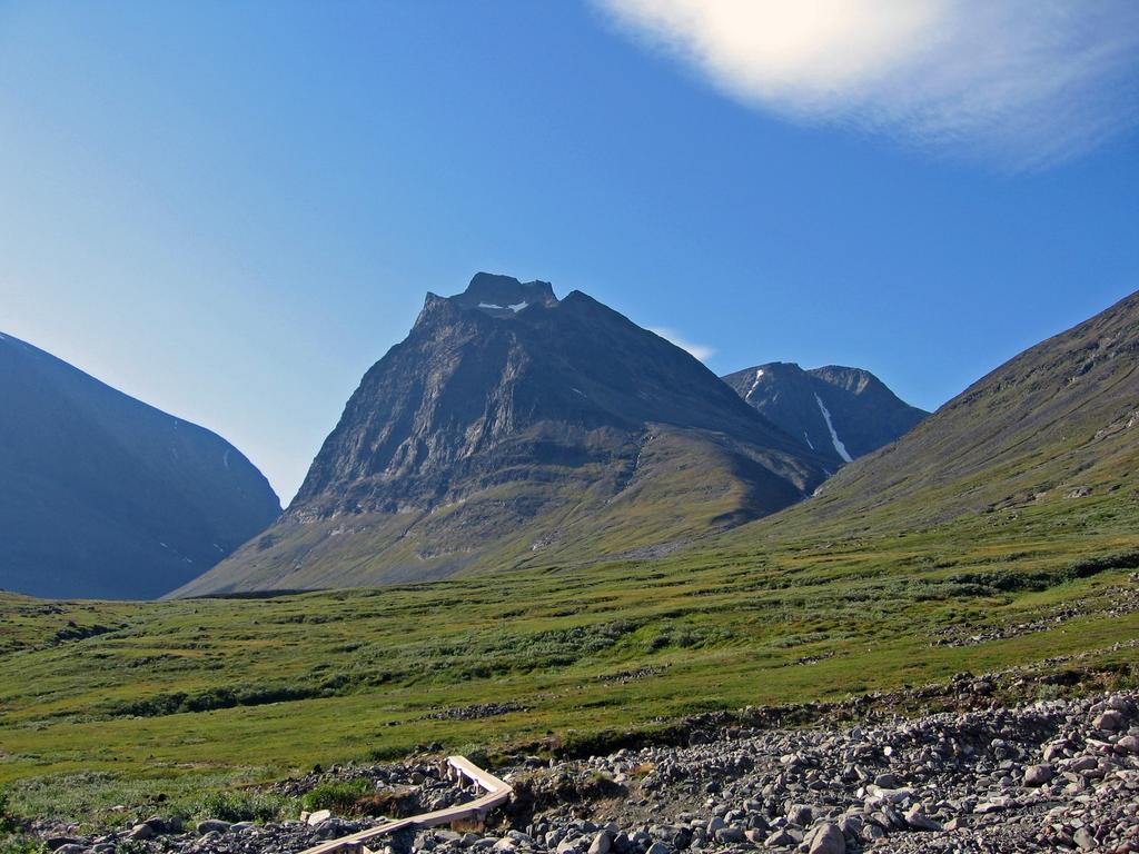 Kungsledenin vaelluksilla matkan varrelle osuu myös Duolbagorni, 1662 m. Vaellusinfot sivulla 18.