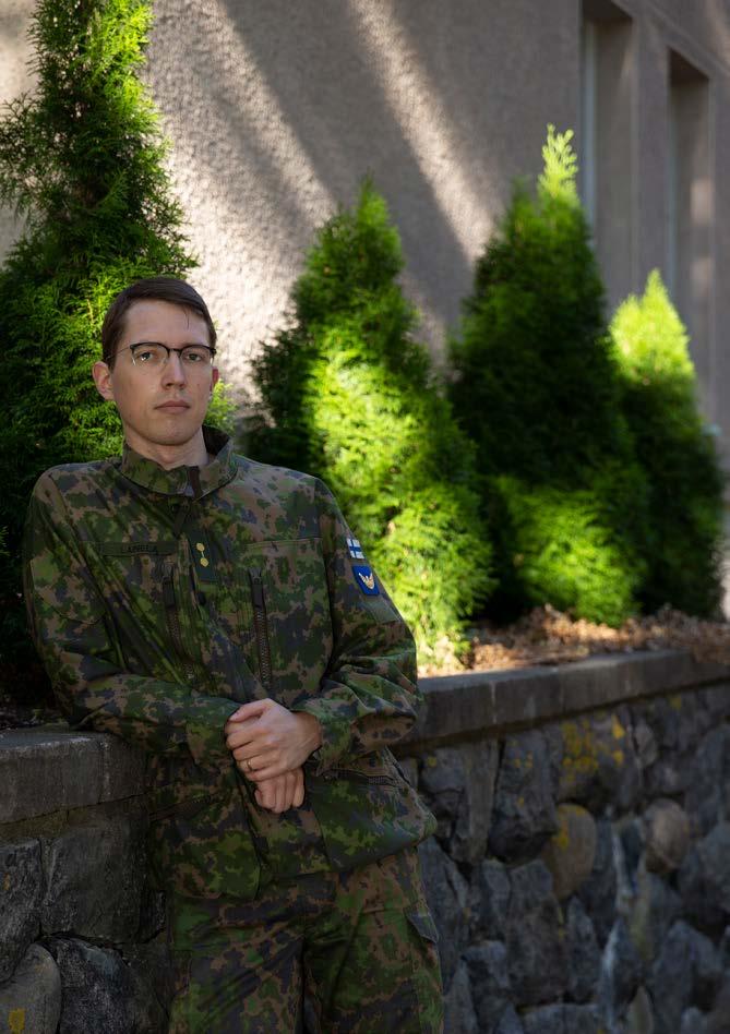 Komennuksen ja opinto-oikeuden vahvistamisen edellytyksenä on normaalisti sujunut palvelus kandidaatintutkinnosta valmistumisen jälkeen ja että komennettava on elintapojensa, ominaisuuksiensa ja