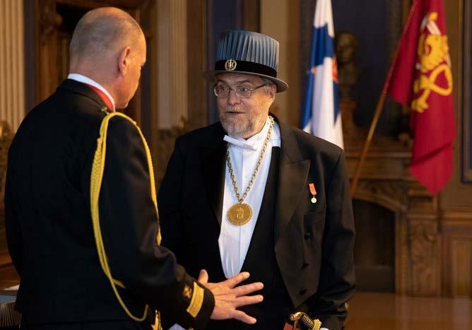 UPSEERIKOULUTUKSESSA ETENEMINEN HAKEUTUMINEN Sotatieteiden tohtorin tutkinto on suunnattu ensisijaisesti yleisesikuntaupseerin tutkinnon suorittaneille henkilöille.