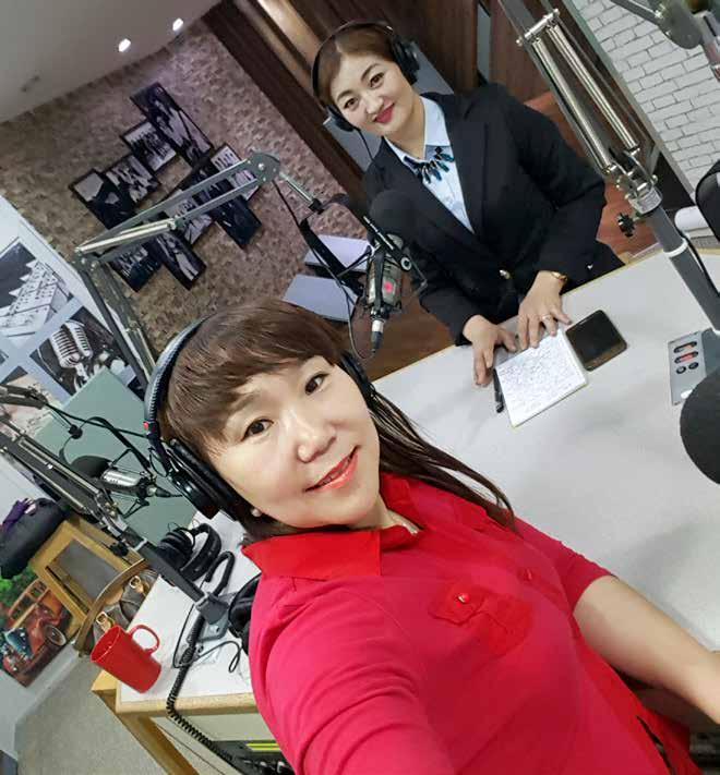 7 FEBC Toimittaja Ogi ja Kuiskaus-ohjelman vakiovieras, lääkäri Hulgaa kristillisen perheradio Wind FM:n studiossa Ulaanbaatarissa.