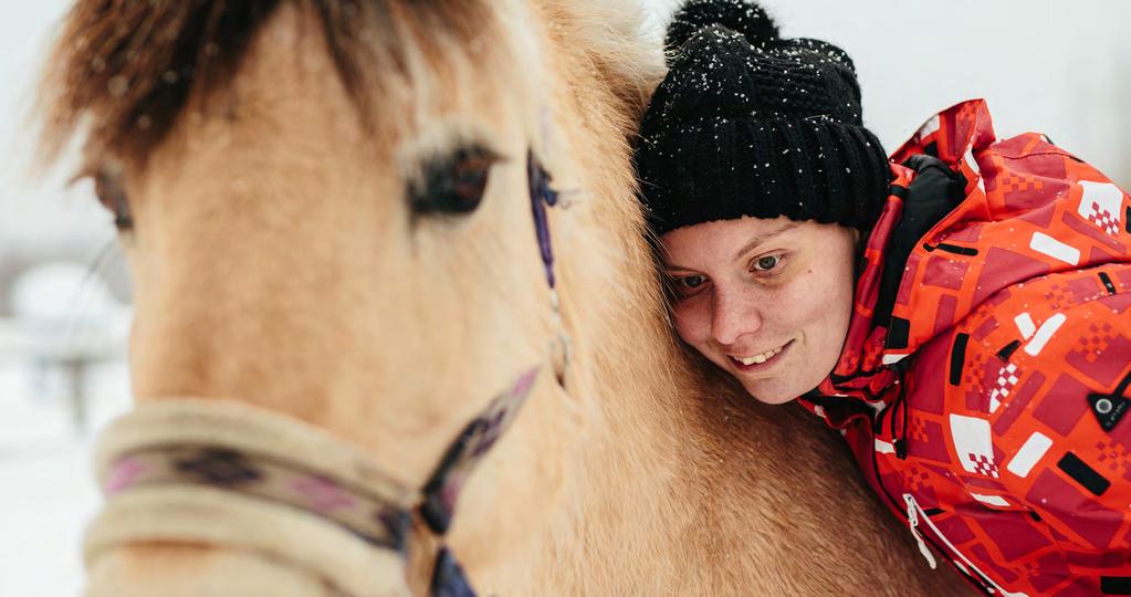 VUOSIKERTOMUS 2018 Julkiset sosiaalipalvelut Julkiset sosiaalipalvelut VUOSIKERTOMUS 2018 ASIAKKAANA MEHILÄISESSÄ Aktiivista arkea asukkaiden ehdoilla Mehiläisen Omakoti Suomalaisessa asukkaat elävät