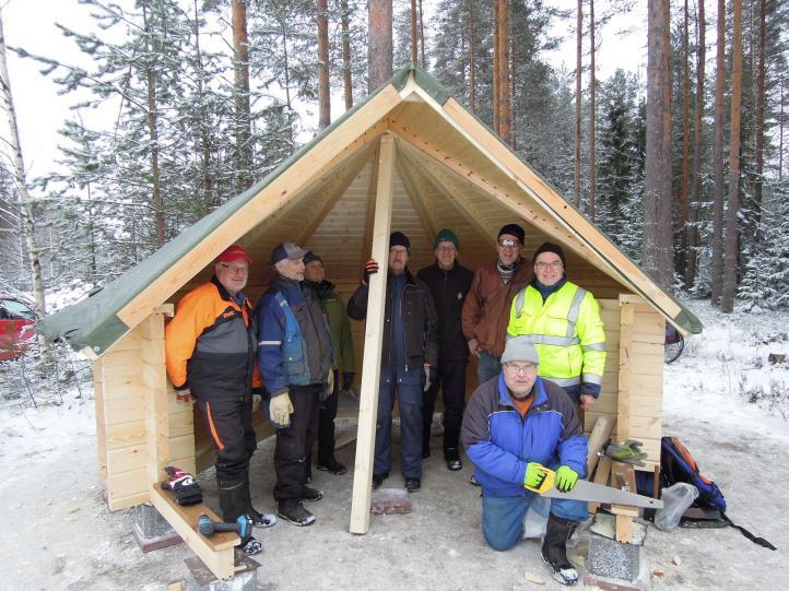 pystytetty luontopäiväkodin uusi taukopaikka