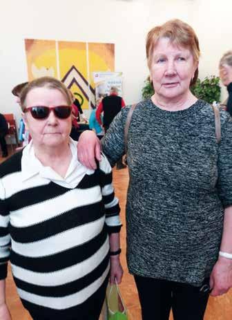 Eihän tälle mitään voida valitettavasti, mutta onneksi (näkö) on pysynyt monta vuotta samanlaisena, hän pohtii. Leena Arvola on käynyt Nivalan näkövammaisten kerhossa.
