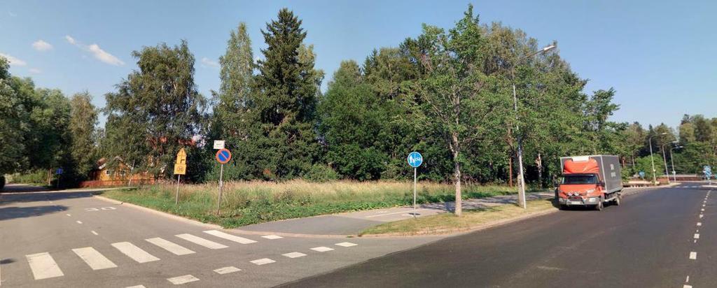 7 2.1.3 Rakennettu ympäristö Suunnittelualue on rakentamaton. Tontilla on aikaisemmin sijainnut kaksi huvilaa, jotka on sittemmin purettu.
