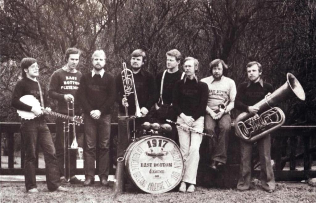 Sen levytti yhtye nimeltään Original Dixieland Jass Band vuonna 1917. Orkesterin bassorummun kalvossa on ranskankielellä esitetty päivämäärä marraskuun 12. 1917. Tuolloin New Orleansin ranskankielisellä alueella sijaitsevat ns.