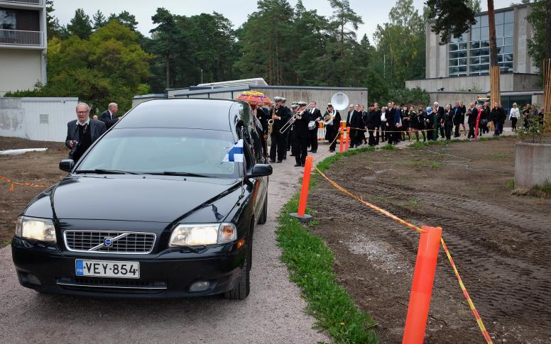 Lupasin tehdä voitavani, joten tuumasta toimeen esitin Callen toiveen muutamalle arvostamalleni kokkolalaismuusikolle. Nykyisin Oulussa asuva Kenneth Sjöwall tarttui syöttiini.