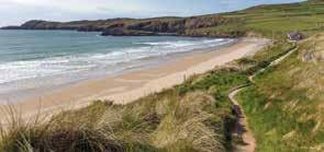 Uskomaton, kallion laella oleva amfiteatteri on veistetty louhikkoon ja aukeaa kohti Porthcurno Bayta ja
