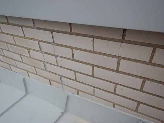 Tuuletusvälissä olevat laastipurseet heikentävät ulkoseinän tuuletuttuvuutta ja kuivana pysymistä.