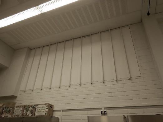 Mineraalivillalevyjen takana on puukuitulevystä tehdyt tukirakenteet, jotka on liimattu takana olevaan vaneriin.