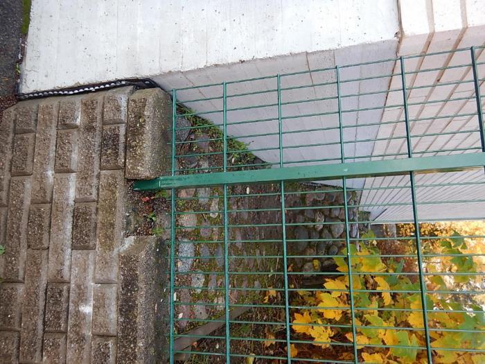 Liikuntasalin päädyn ulkoseinä on maanvastainen rakenne.