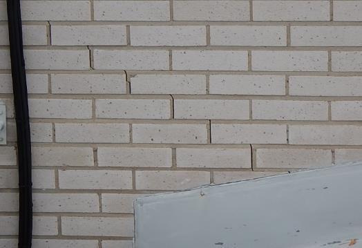 Keittiön ulkoseinään tehdystä rakenneavauksesta RAK2.3 ensimmäisen tiilirivin korkeudelta (n.