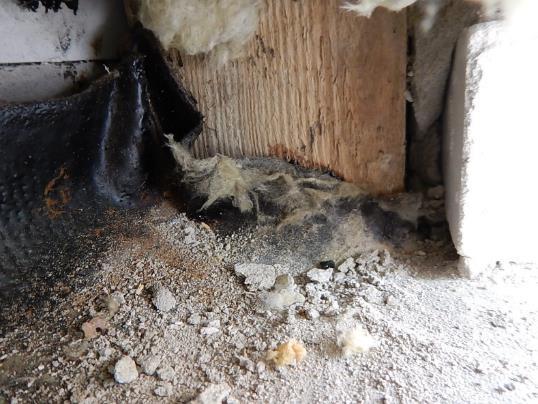 Ilman virtausta ikkunoiden ja ulkoseinien liitoskohdissa tutkittiin merkkisavun avulla. Paikoin liitoskohtia oli käsitelty elastisella massalla.