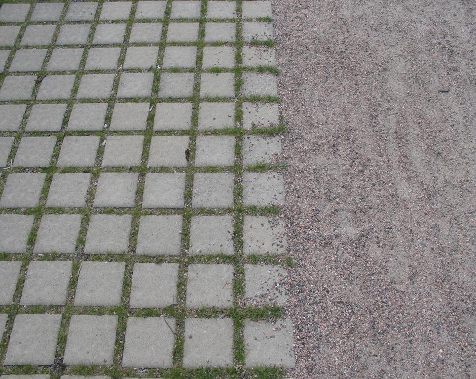 Pintamateriaalit Pihoilla suositellaan käytettäväksi mahdollisimman paljon vettä läpäiseviä pintamateriaaleja. Pihamateriaalit on valittava siten, että ne kestävät aurausta ja muuta huoltoa.