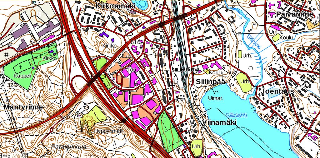 Siilinjärven keskustaajamassa vilkkaasti liikennöidyllä alueella Fontanella-kylpylän vieressä pienellä viheralueella.