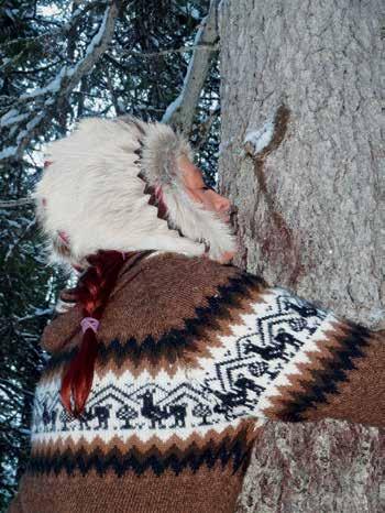 Lapin voimamettä -päiväretki Vaellamme lumisen metsän läpi kaltiolle, jossa juomme juhlamaljan lähteen haltijalle.