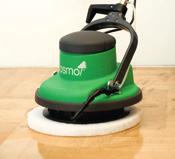 Käytä puhdistukseen tarkoitukseen sopivaa lattianhoitokonetta, johon voidaan kiinnittää puhdistus- ja kiillotuslaikat.