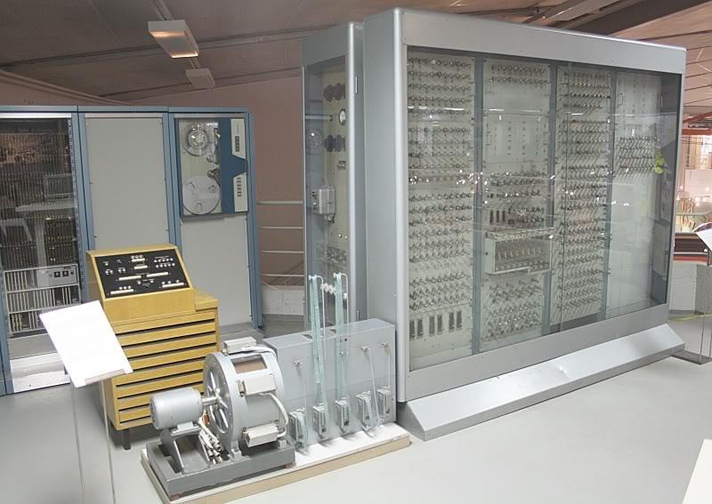 -- Loppu -- (Tekniikan museo) ESKO, 1960, ensimmäinen Suomessa rakennettu tietokone, vanhentunut jo valmistuessaan, 20 yhteenlaskua sekunnissa.
