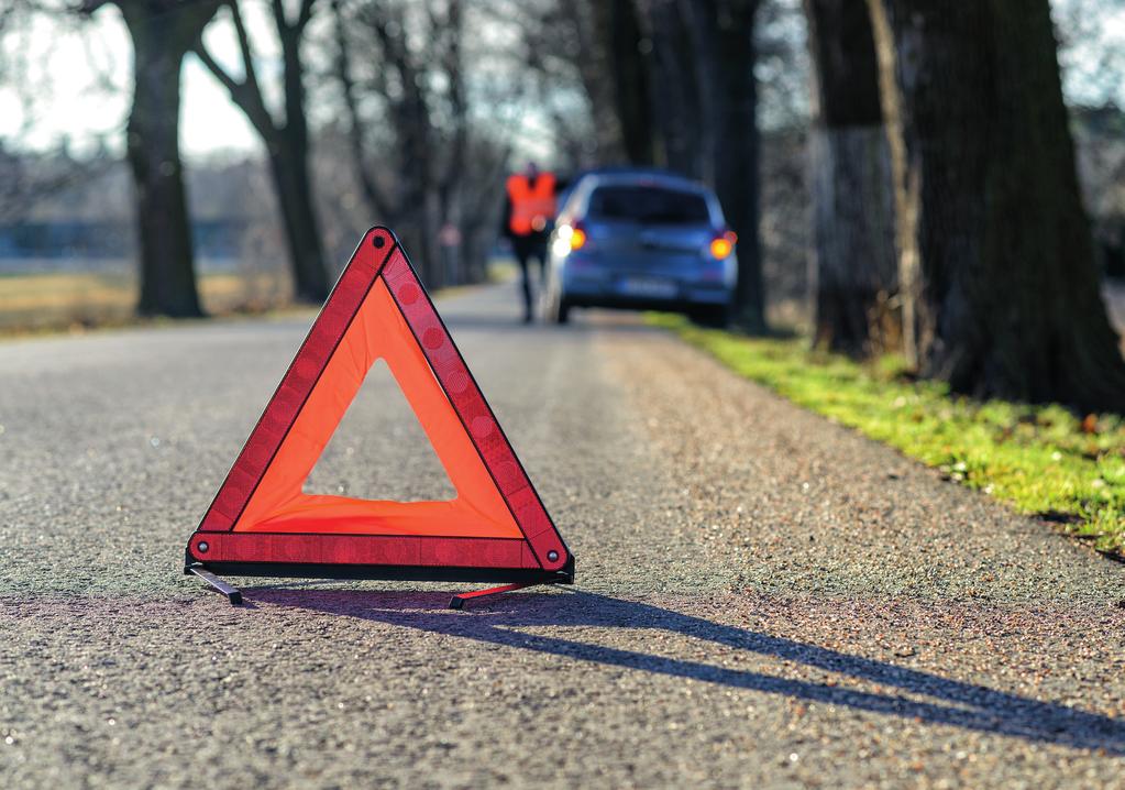 4. Vahingot ja korvaukset Vahinkotilanteissa on tärkeintä ensimmäiseksi estää lisävahinkojen syntyminen. Jos joku henkilö on loukkaantunut, häntä on autettava. Omaisuusvahingoista selviää rahalla.