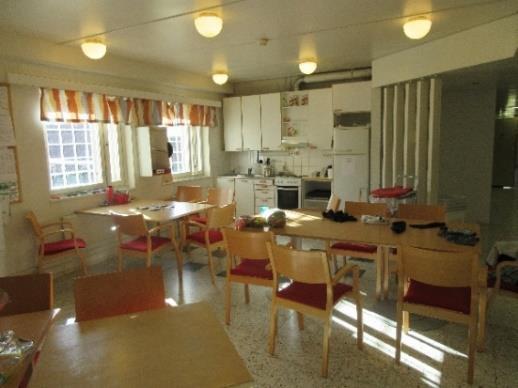 5 VANKILAN TILAT JA NIIHIN TUTUSTUMINEN Asuintiloina on 70 yhden hengen selliä ja 8 kahden hengen selliä. Selleissä on omat wc-tilat, mutta osastoilla on yhteiset suihkutilat.
