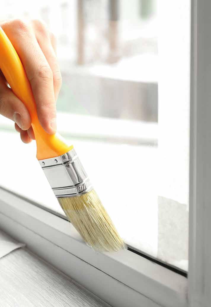 Ikkunoiden ja ovien huoltomaalaus: Näitä suosittelemme 1. Poista pinnasta irtonainen aines, lika ja pöly. Vaihda lahot ja huonokuntoiset puuosat uusiin.