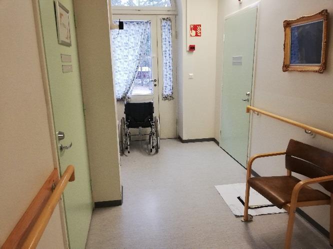 kerros Muovimatto Vaneri 15 mm Puulankku 35 mm Eristetila/kutterilastu 370 mm Betoni noin100 mm Ryömintätila Rakennuksen alkuperäisen osan ensimmäisen kerroksen osasto sijaitsee osin ryömintätilan