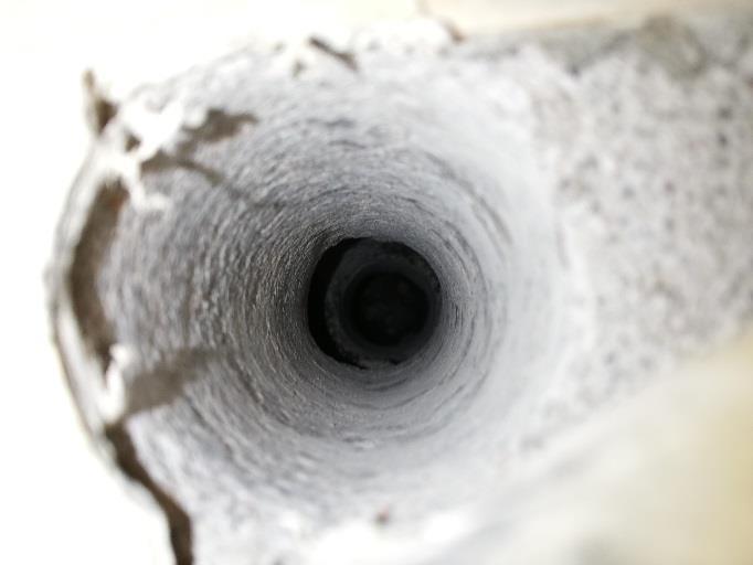 Rakennetarkastus AP2: Laajennusosa, kellarikerros Muovimatto Betoni 140 mm Kevytsora 25 mm Pikisively Betoni 75 mm Hiekka Rakenneavaus suoritettiin kellarikerroksen laajennusosaan toimistotilaan 017