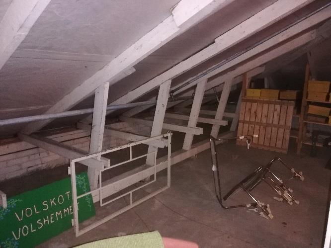 Betoni noin 70 mm (palopermanto) Koksi 240 mm Betoni Yläpohjarakenteiden kantavana rakenteena on alkuperäisellä osalla sekä laajennusosalla betoni.
