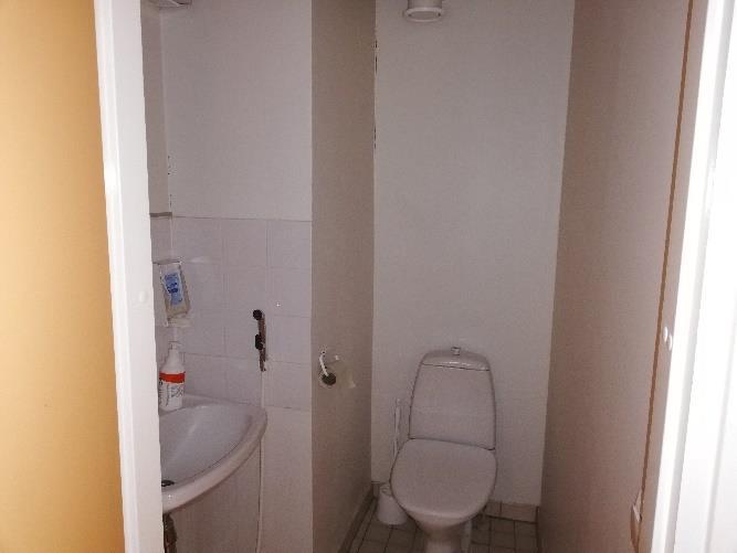 Kuva 13: WC-tila ullakon sosiaalitiloissa. Kuva 14: Pukuhuonetilaa ullakon sosiaalitiloissa.