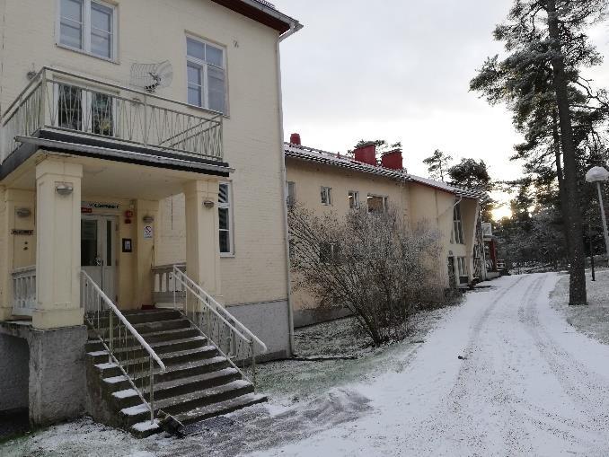 3. KIINTEISTÖN ULKOPUOLISET OSAT 3.1. Havainnot Rakennuksen vierustat ovat pääsääntöisesti nurmipinnalla muutoin paitsi takapihan puolelta sorapintaisia.