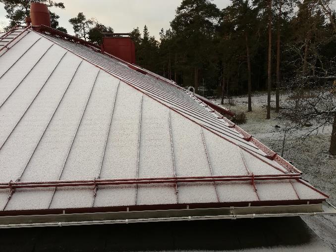 Vesikattorakenne on tyypiltään harjakatto, jossa on vesikatteena hyväkuntoinen konesaumattu pelti.