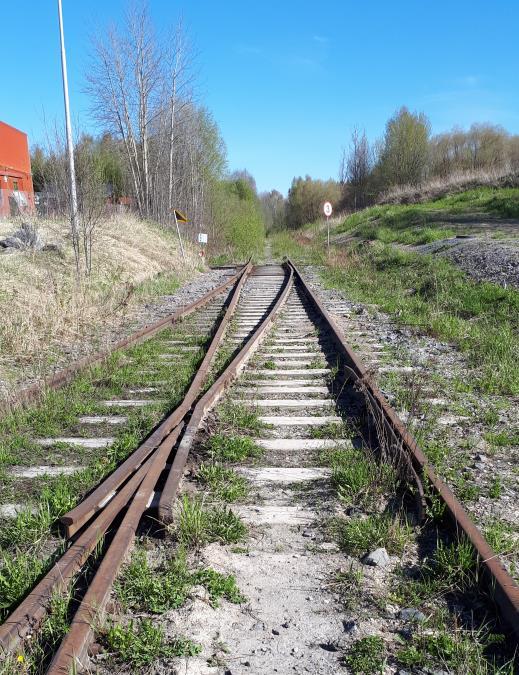 Vaihteiden kierrätettävyys tulee arvioida purkamisen yhteydessä. Kuva. Rataosan itäpään vaihteita Pitkäniemessä. 3.