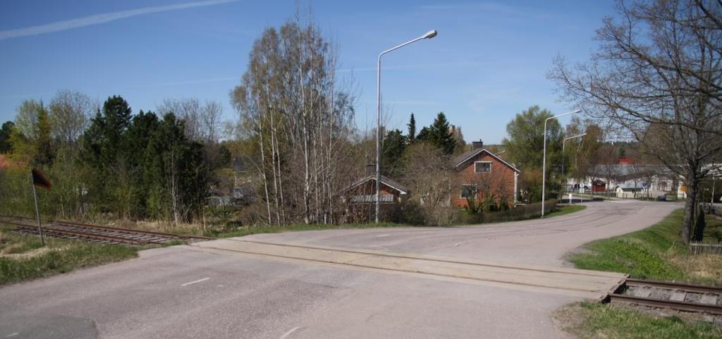 Tasoristeyksien kohdalla olevat kulkuyhteydet säilytetään aiemmalla paikallaan ja päällystetään puretun tasoristeysrakenteen alueelta kesto- tai