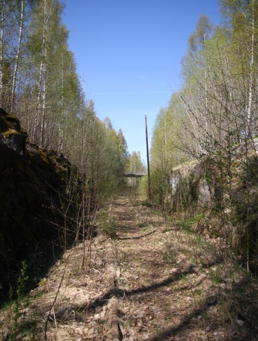 5 Kuva 6. Rataosa sijoittuu kallioleikkaukseen ja puuston reunustamalle matalalle penkereelle RKYalueella. 4.
