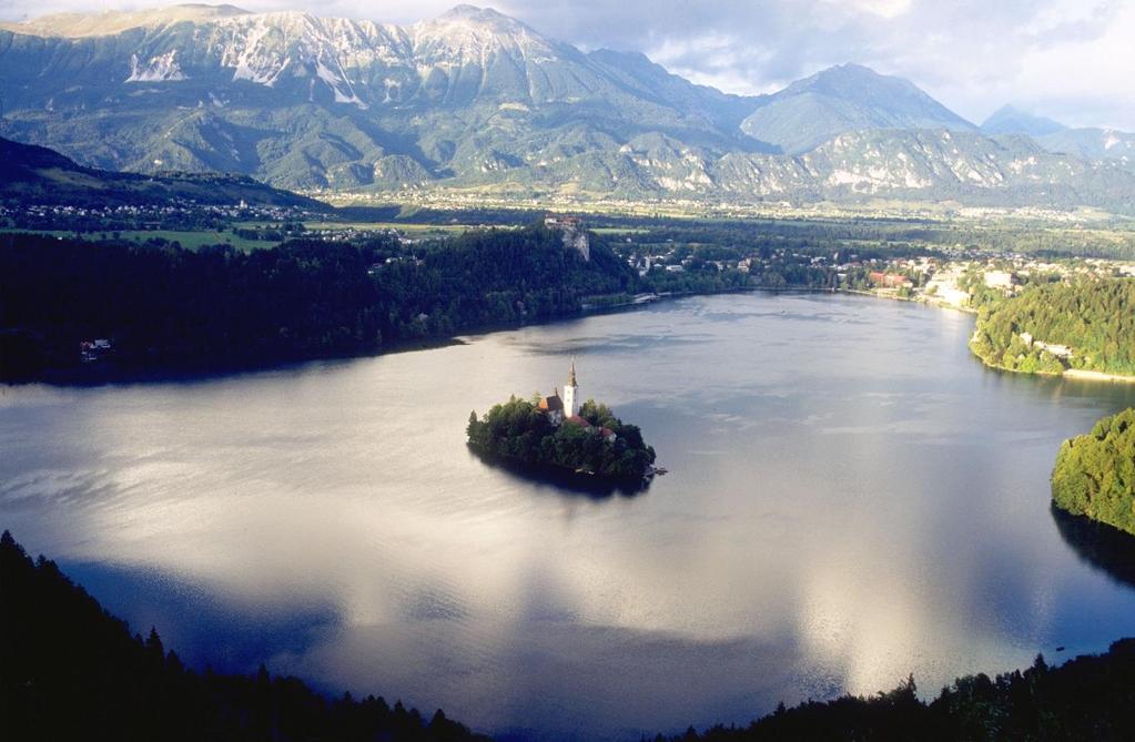 LAPIN JÄRJESTÖJEN JÄSENMATKA HURMAAVAAN SLOVENIAAN. TEEMME PÄIVÄRETKEN KROATIAAN KE 16.10. KE 23.10.9.2019 Luonto on hemmotellut Sloveniaa.