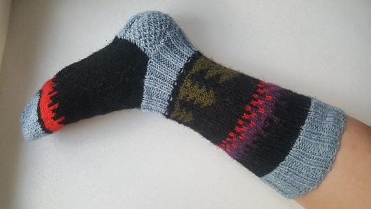 Jamboree villasukkien ohje Sen lisäksi että nämä sukat lämmittävät jalkoja, kertovat ne myös tarinaa Suomesta ja Suomen kauniista luonnosta, sekä kuvastavat Suomen joukkueen logoa.
