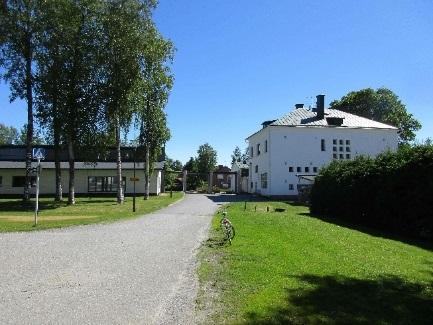 Suunnittelualuetta kuvattuna Laihiantien suunnasta, vasemmalla meijeri ja oikealla siihen liittyvä pysäköintialue. 3.1.