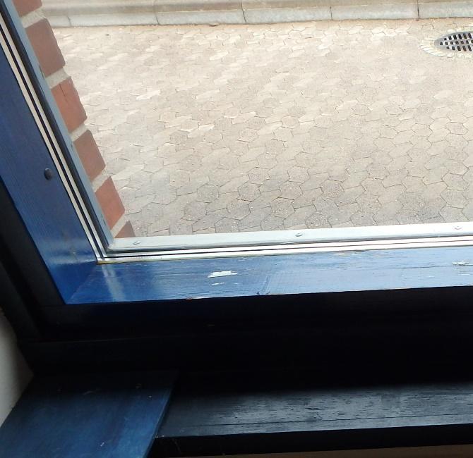 Kuvat 26 ja 27. Ikkunoiden puuosat, sisä- ja ulkopuolella tulee huoltomaalata.